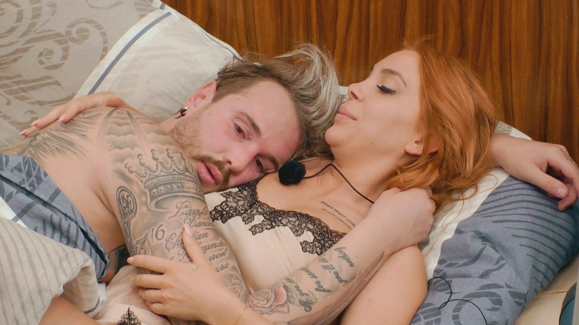 Tara (rechts) mit Dennis - der vor allem im Bett unter Blähungen zu leiden scheint. (Bild: RTL)
