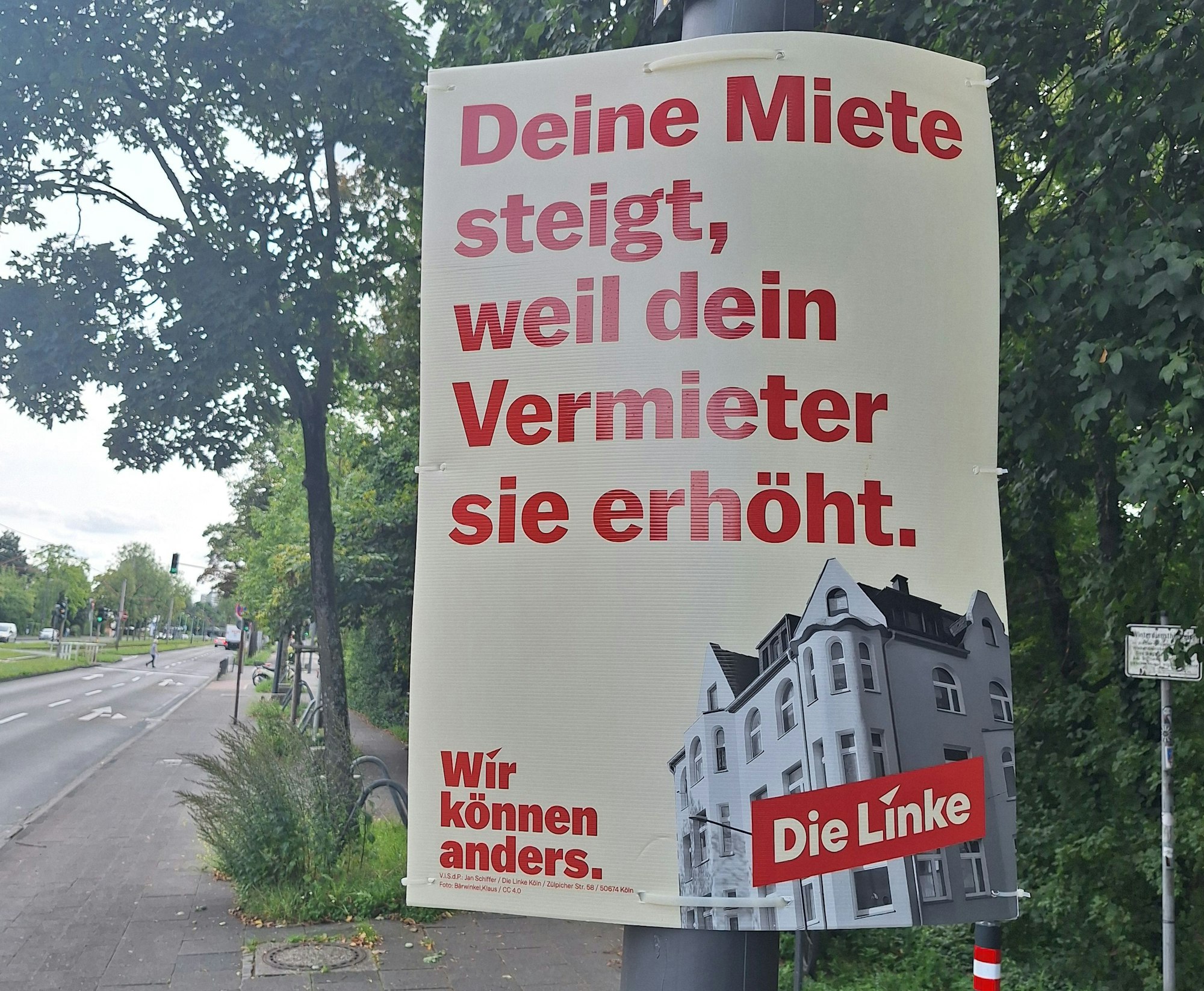 Wahlplakat der Linken mit dem Spruch: "Deine Miete steigt, weil dein Vermieter sie erhöht"