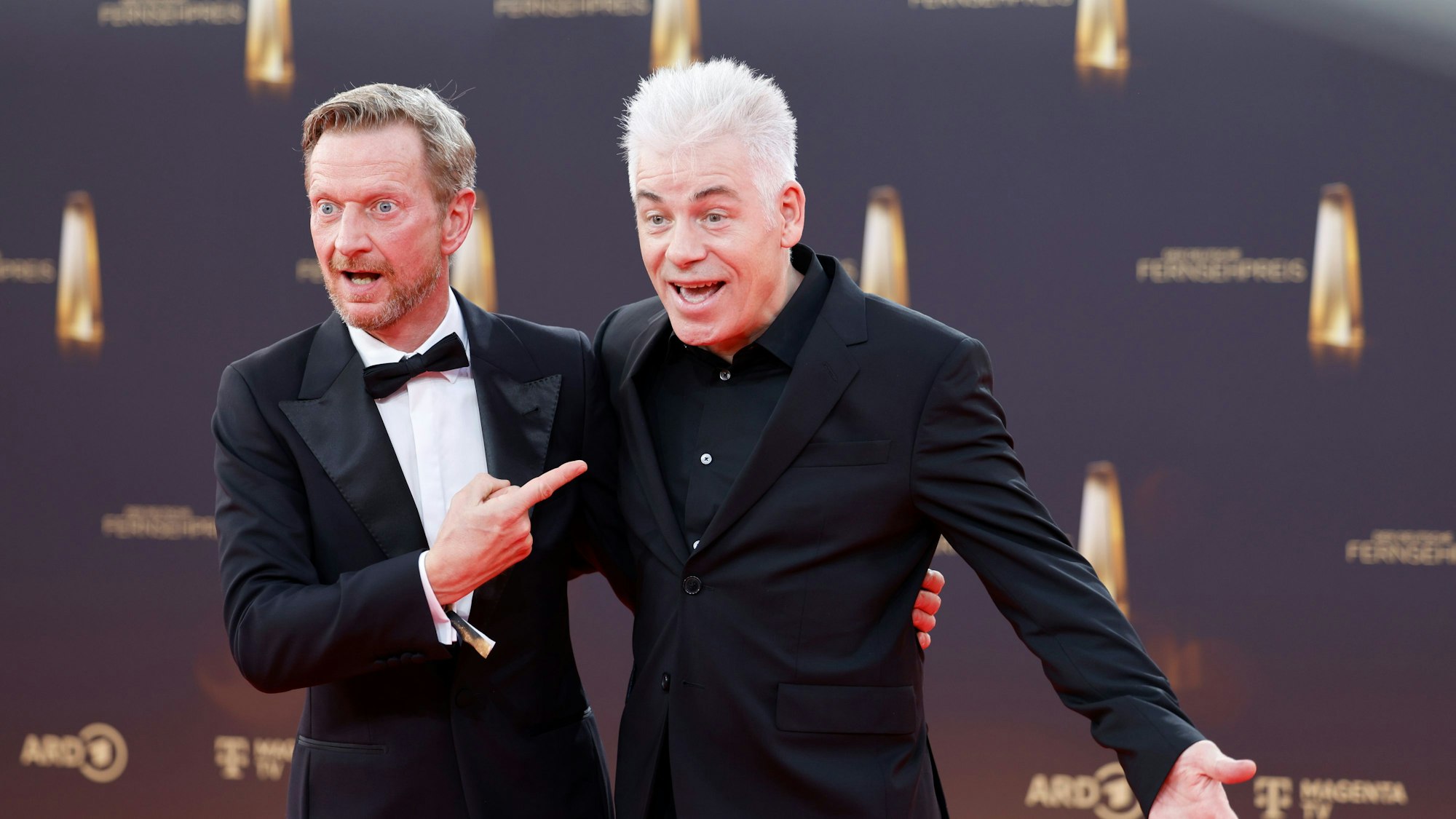 Die Komiker Michael Kessler (l) und Michael Mittermeier auf dem roten Teppich des Deutschen Fernsehpreises in den MMC Studios.