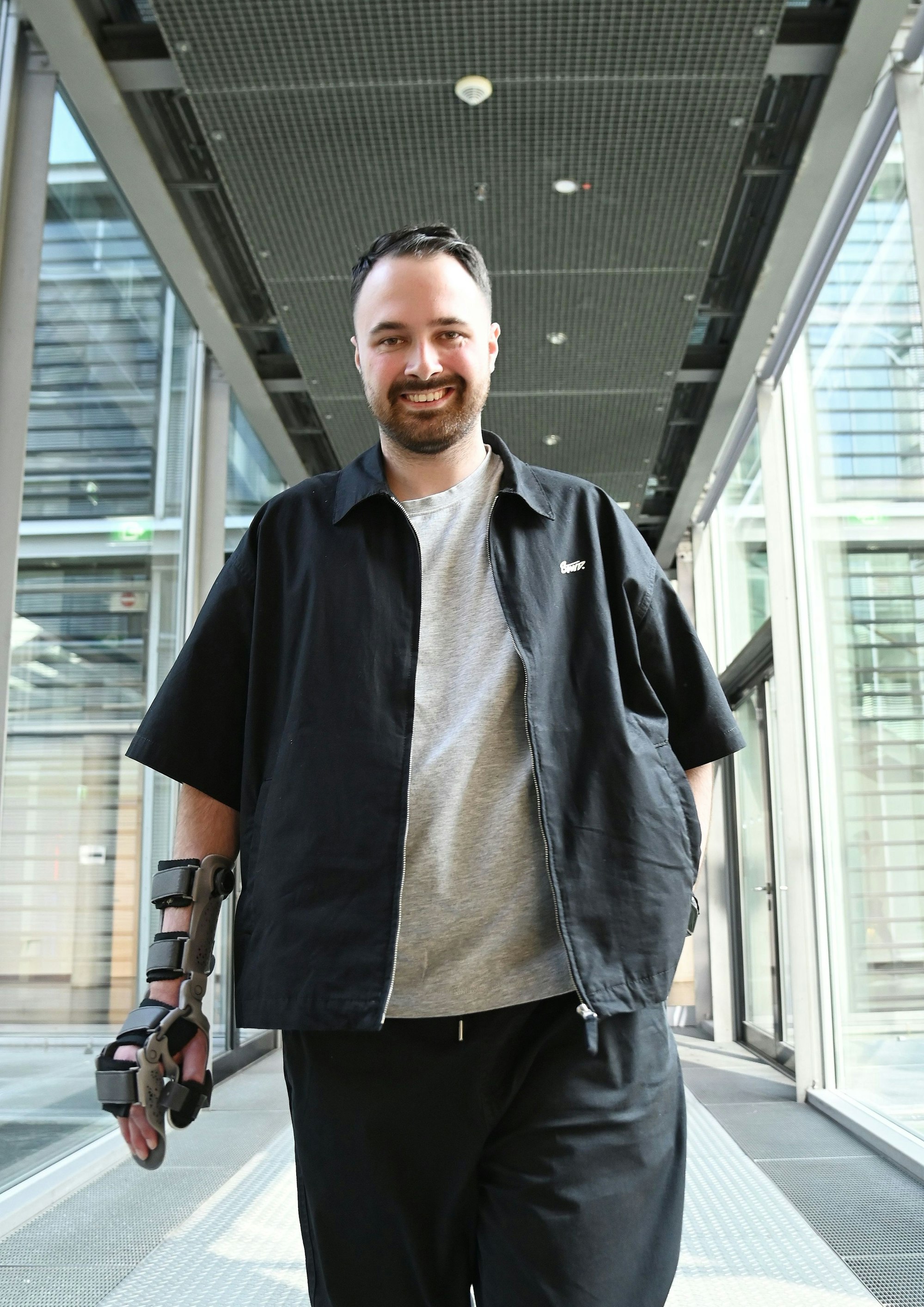 Seine rechte Hand kann Sebastian Hafer aktuell nicht bewegen.