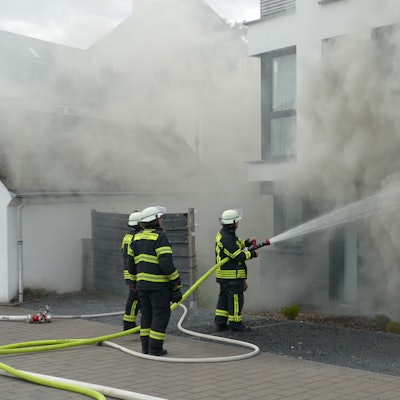 Einsatzkräfte der Feuerwehr an einem Brandort.