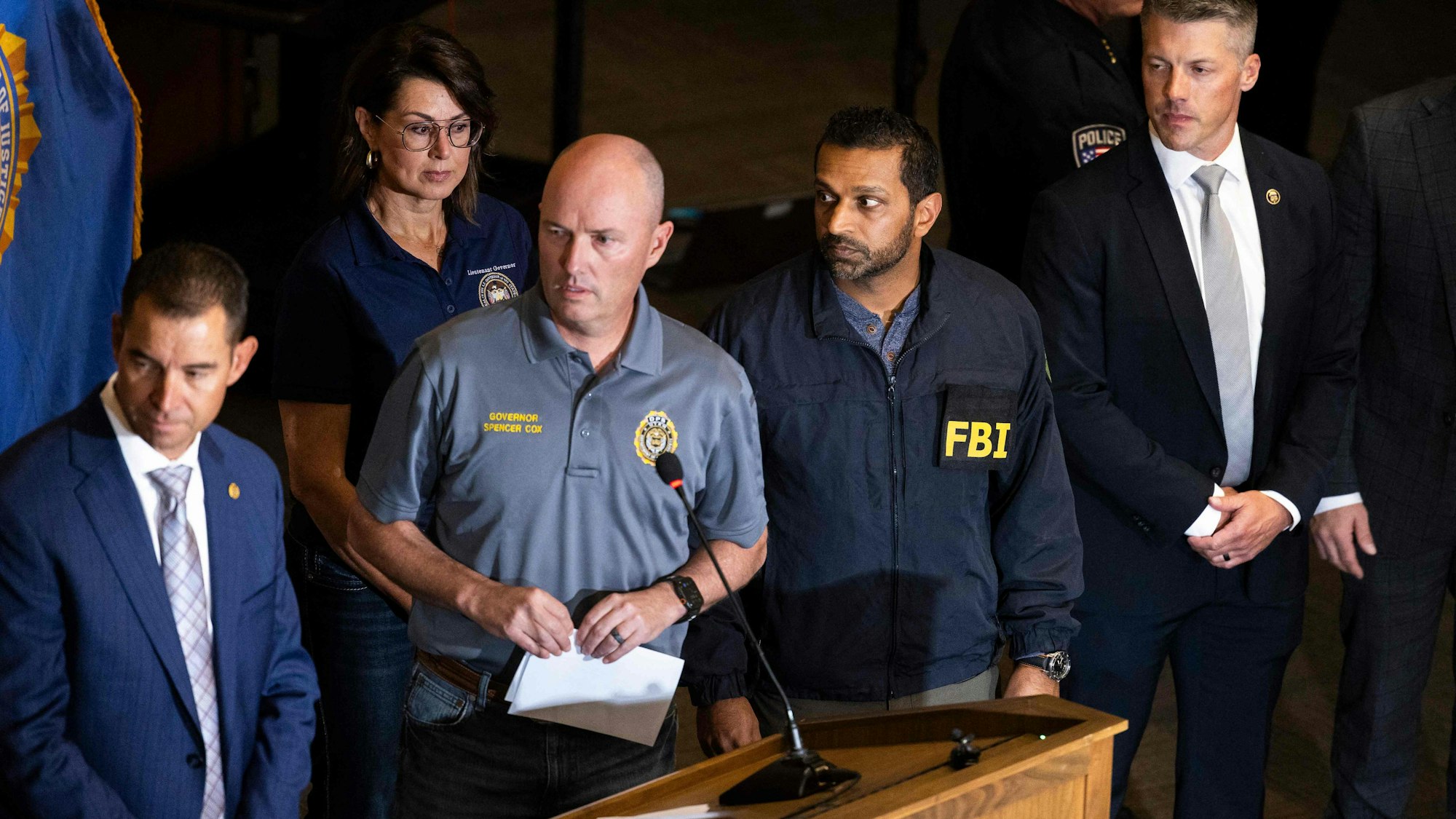 FBI-Direktor Kash Patel (rechts) gab zusammen mit dem Gouverneur von Utah, Spencer Cox, der Vizegouverneurin von Utah, Deidre Henderson, und dem Kommissar des Ministeriums für öffentliche Sicherheit von Utah, Beau Mason, eine Pressekonferenz an der Utah Valley University.