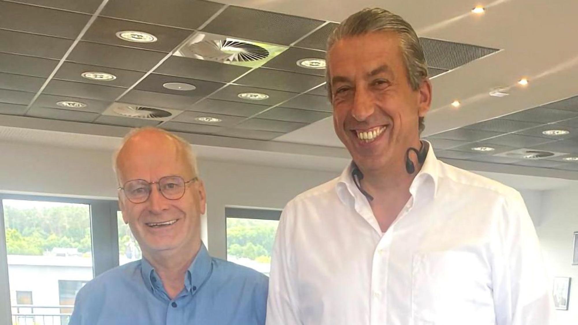 Das Bild zeigt Bürgermeister Hans-Peter Schick (l.) und Michael Manousakis.