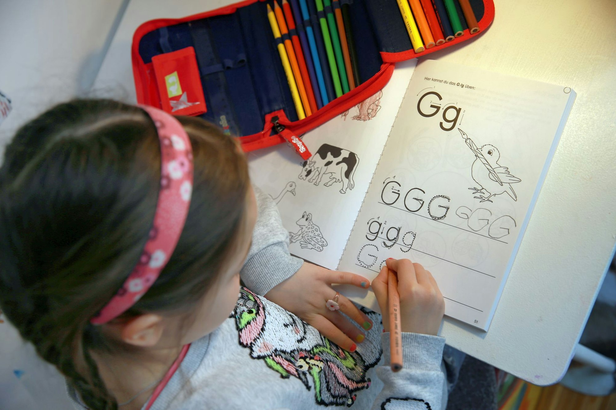 Was ist der Vorteil vom Schreiben mit Stift auf Papier? Es fördert laut einem Wissenschaftler buchstäbliches Begreifen einzelner Zeichen und rasches Kombinieren oder Entziffern von Buchstabengruppen.