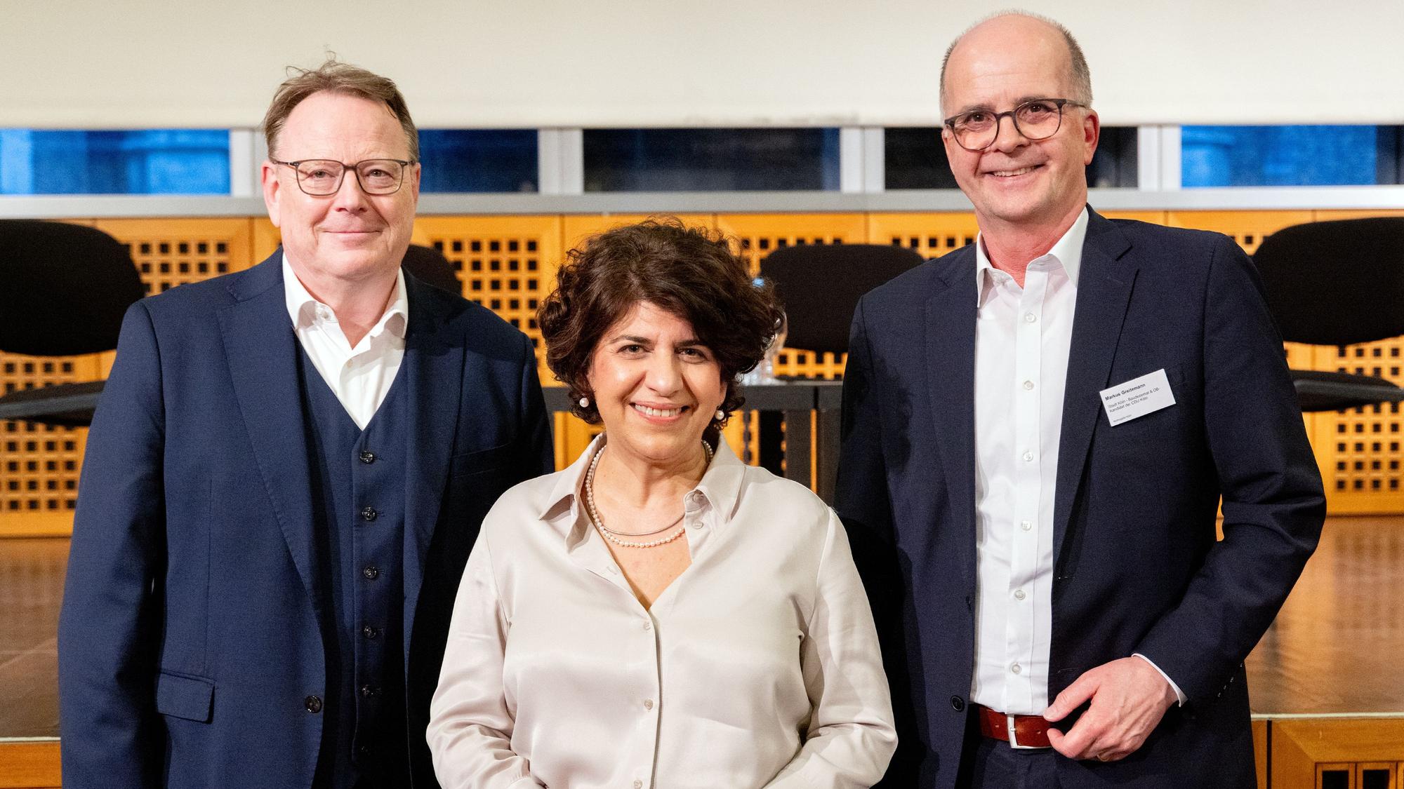 Das Bild ziegt Torsten Burmester (SPD) und Berivan Aymaz (Grüne) die in der OB-Stichwahl am 28. September gegeneinander antrete. Ex-OB-Kandidat Markus Greitemann (CDU, v. l.) stellt sich hinter Burmester. Foto: Thilo Schmülgen