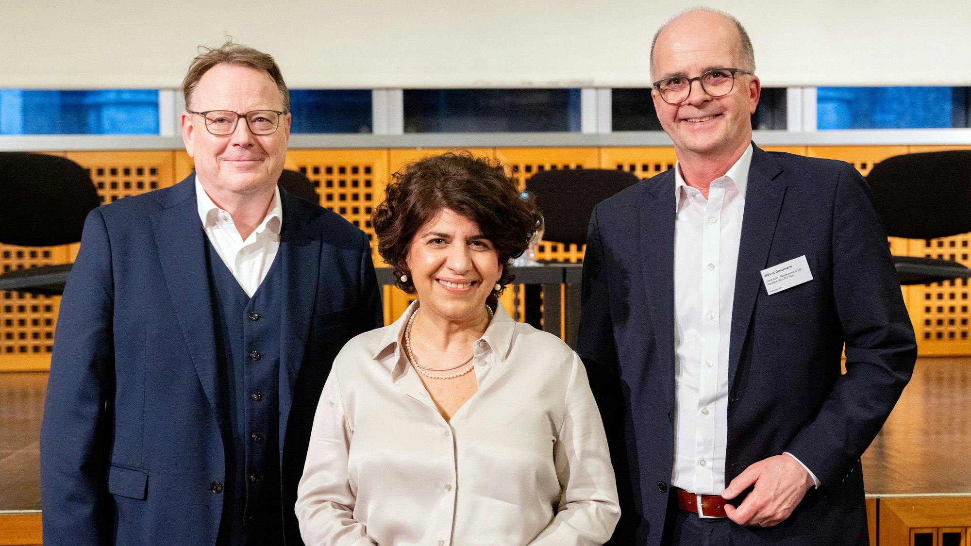 Das Bild ziegt Torsten Burmester (SPD) und Berivan Aymaz (Grüne) die in der OB-Stichwahl am 28. September gegeneinander antrete. Ex-OB-Kandidat Markus Greitemann (CDU, v. l.) stellt sich hinter Burmester. Foto: Thilo Schmülgen