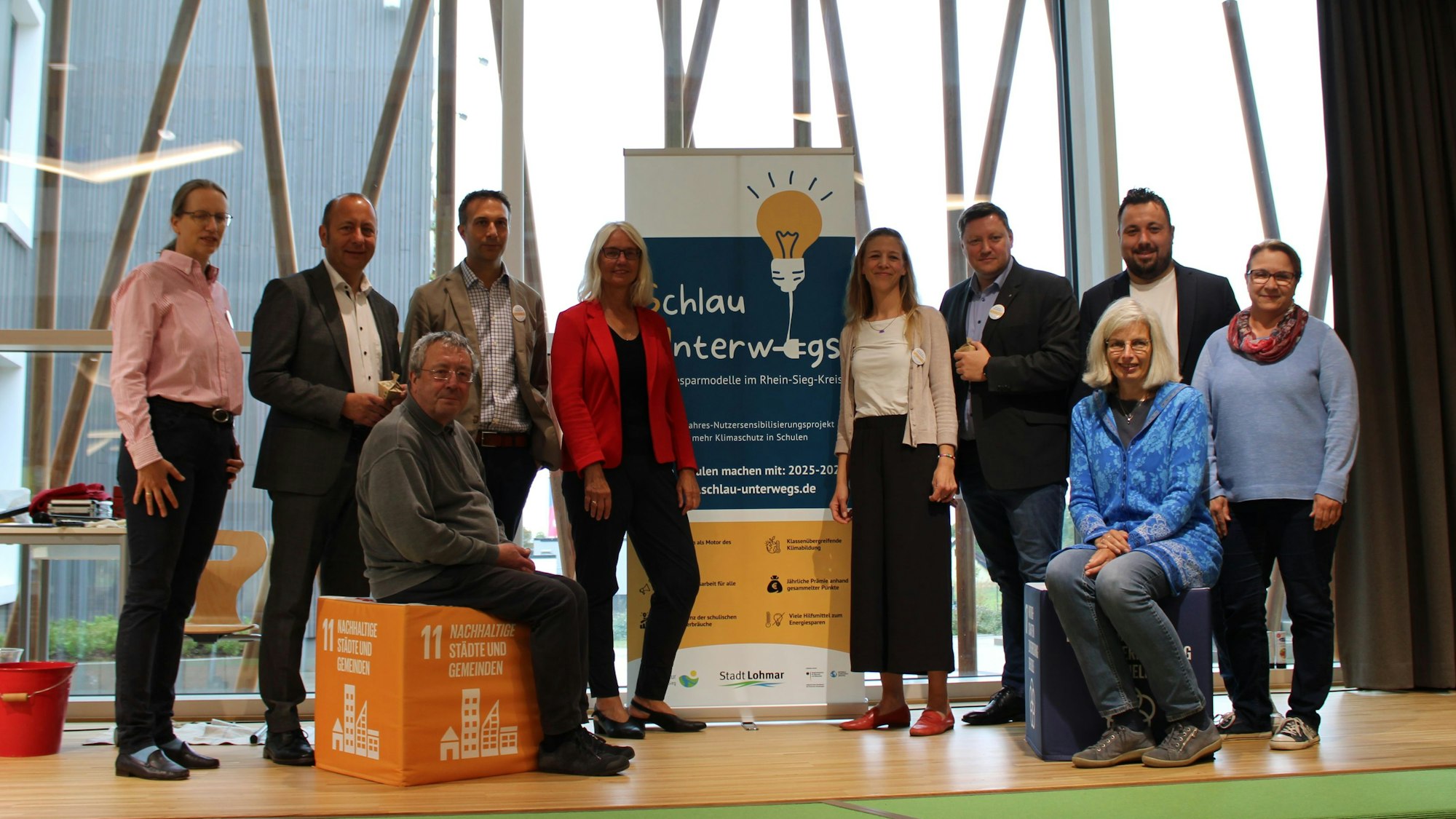 Vertreterinnen und Vertreter aus der Kommunalpolitik und Mitarbeitende der Energieagentur Rhein-Sieg bei der Auftaktveranstaltung zu „Schlau Unterwegs“