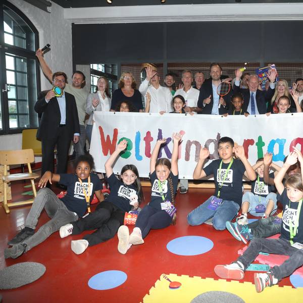 Die Organisatoren und jungen Mitglieder des Linoclub-Kinderrates bei der Pressekonferenz zum Weltkindertag im Deutschen Sport- und Olympiamuseum Köln.