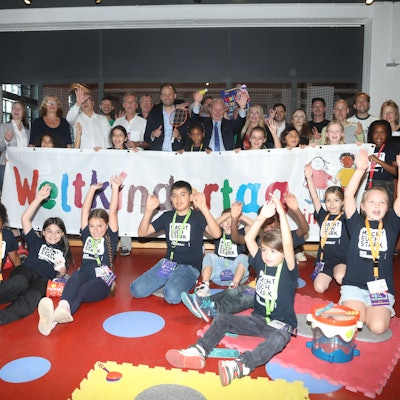 Die Organisatoren und jungen Mitglieder des Linoclub-Kinderrates bei der Pressekonferenz zum Weltkindertag im Deutschen Sport- und Olympiamuseum Köln.