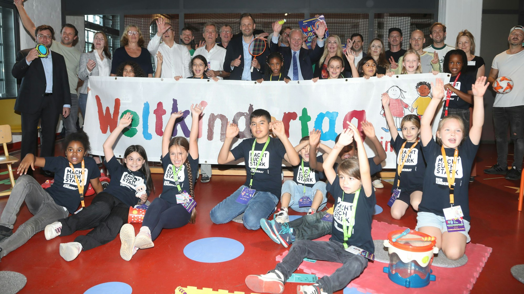 Die Organisatoren und jungen Mitglieder des Linoclub-Kinderrates bei der Pressekonferenz zum Weltkindertag im Deutschen Sport- und Olympiamuseum Köln.