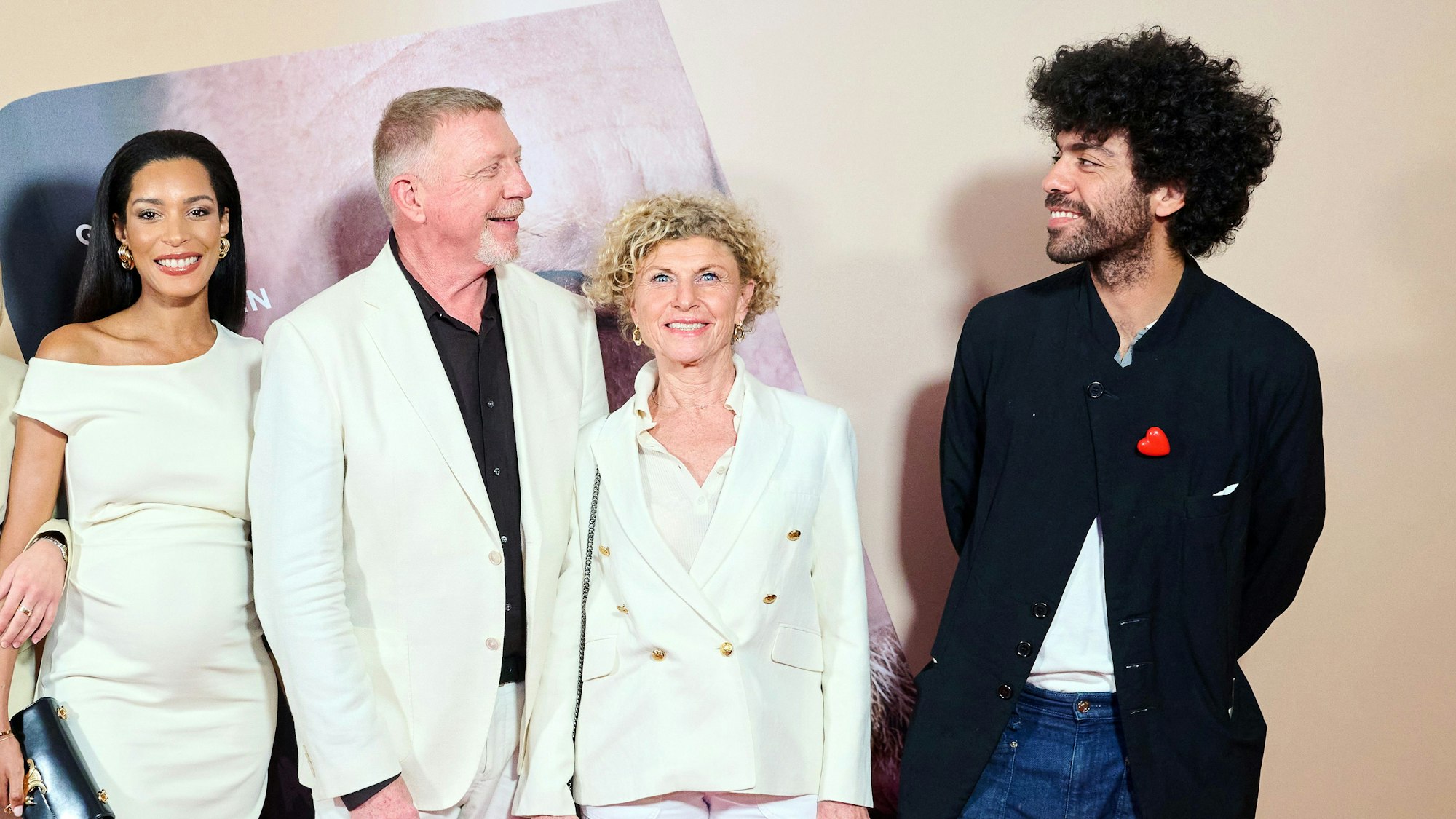 Boris Becker mit seiner Frau Lilian de Carvalho Monteiro (l), seiner Schwester Sabine Becker-Schorp (2.v.r) und seinem Sohn Noah Becker zur Vorstellung seines Buches.