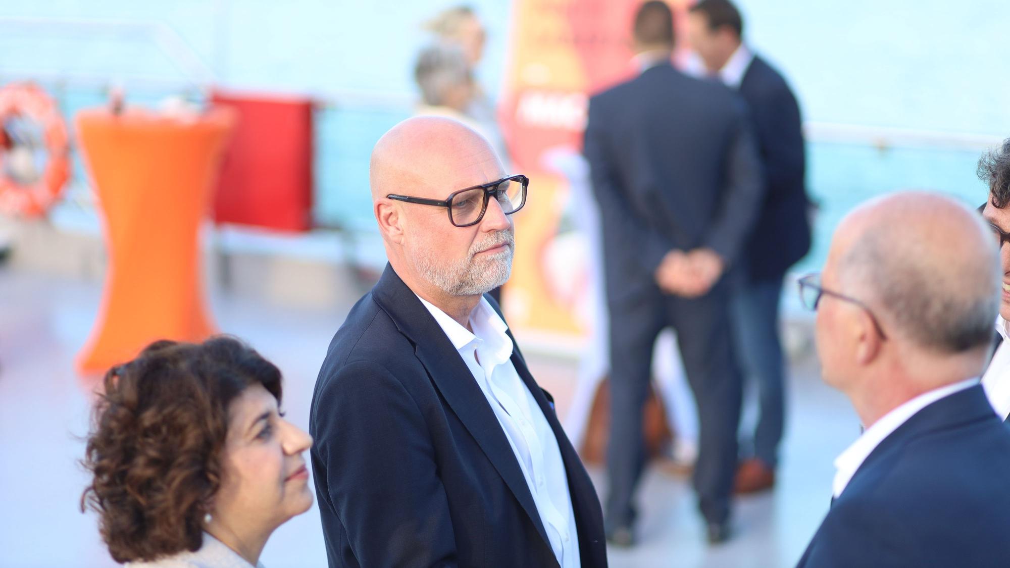 Drei OB-Kandidaten auf dem Deck des Schiffs: Berivan Aymaz (Grüne), Volker Görzel (FDP) und Markus Greitemann (CDU)