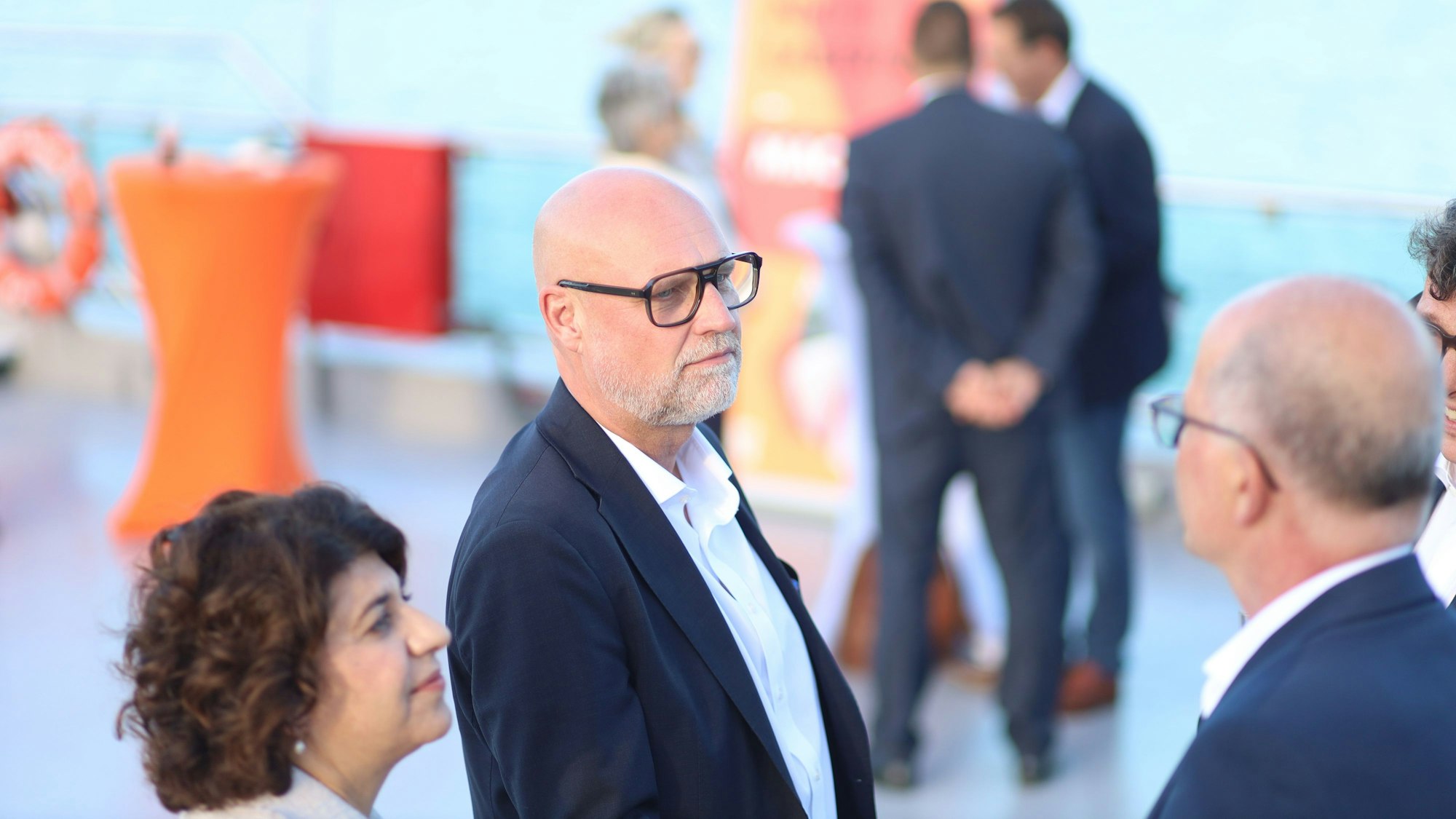 Drei OB-Kandidaten auf dem Deck des Schiffs: Berivan Aymaz (Grüne), Volker Görzel (FDP) und Markus Greitemann (CDU)