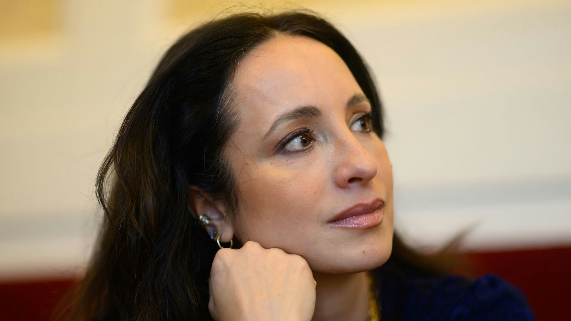 Stephanie Stumph schaut zur Seite.