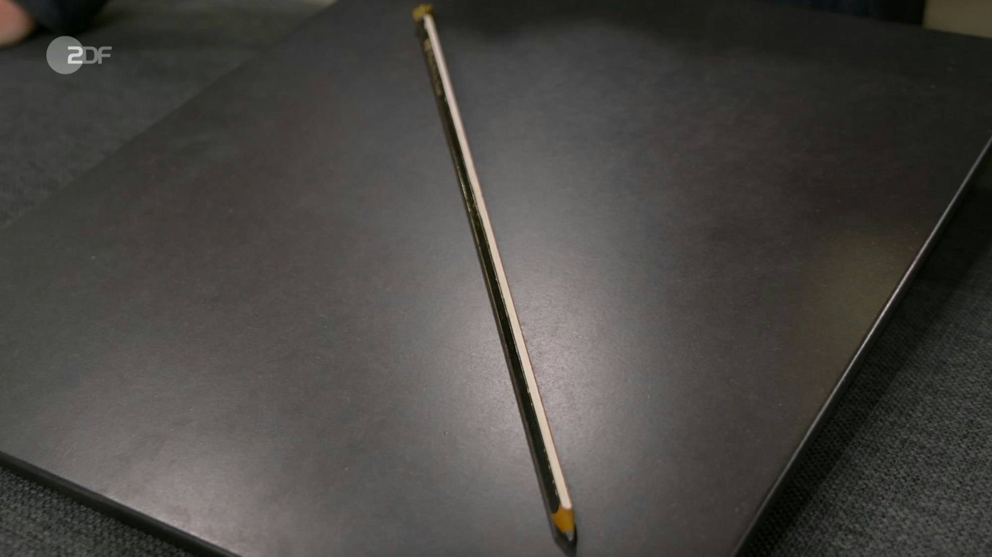 Einen Bleistift in den Farben der deutschen Nationalflagge des Deutschen Kaiserreichs datierte Sven Deutschmanek zwischen 1905 und 1910. Für das Objekt der Lyra-Bleistiftfabrik (Nürnberg) wurden nur 50 Euro gewünscht. Der Experte taxierte 80 bis 120 Euro, aber Roman Runkel zahlte sogar 250 Euro. (Bild: ZDF)