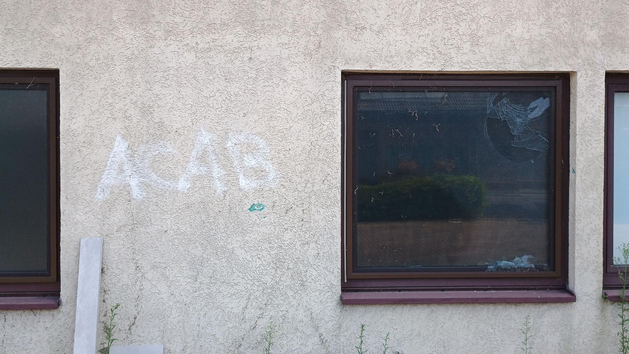 Ein ACAB-Grafitto an der Wand, die Abkürzung steht für „All Cops Are Bastards“.