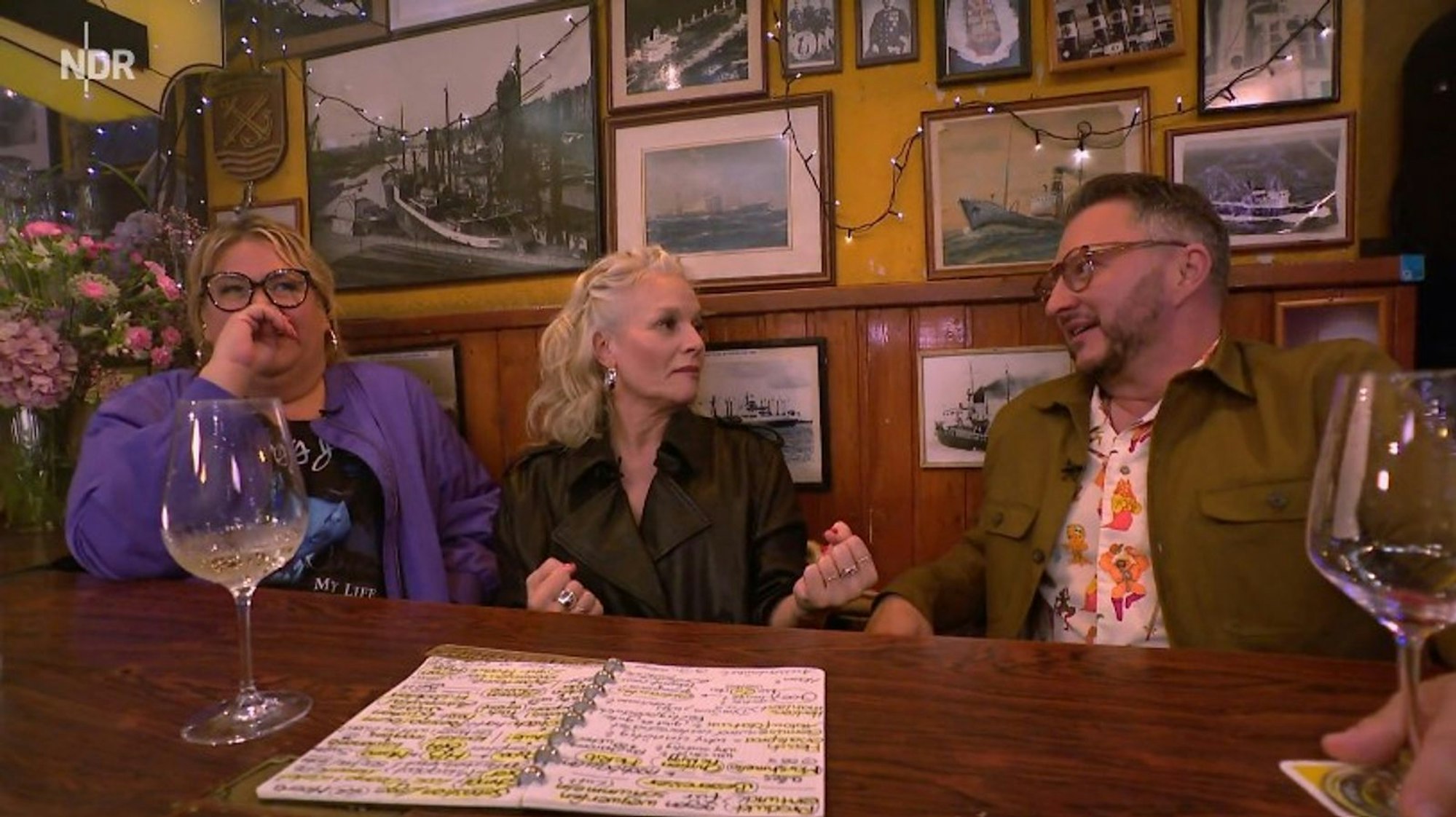 Im Gespräch zwischen Ina Müller (Mitte), Sebastian Lege und Ilka Bessin ging es bei „Inas Nacht“ auch um das Thema Massentierhaltung. (Bild: ARD)