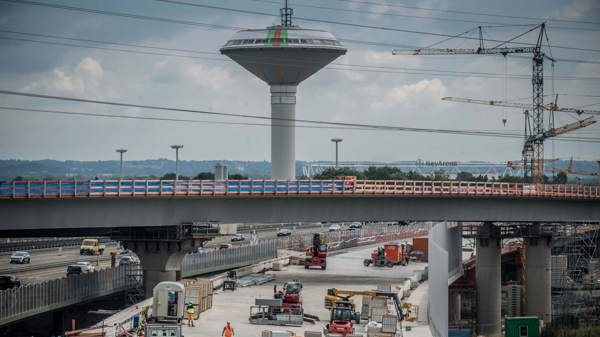 Eine Fahrbahnhälfte der neuen Autobahn 1 ist auf der rechten Seite sichtbar.