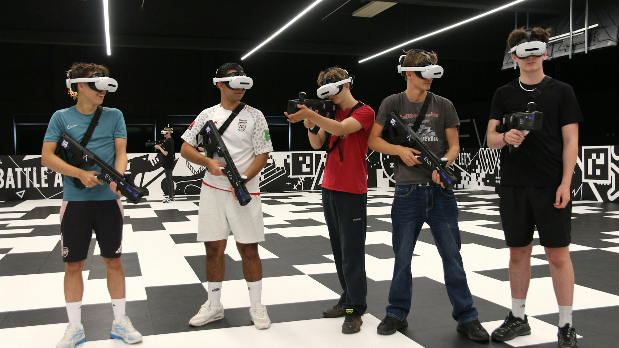 Das Foto zeigt Spieler mit VR-Brillen und VR-Waffen in der Pulheimer E-Sports-Arena.