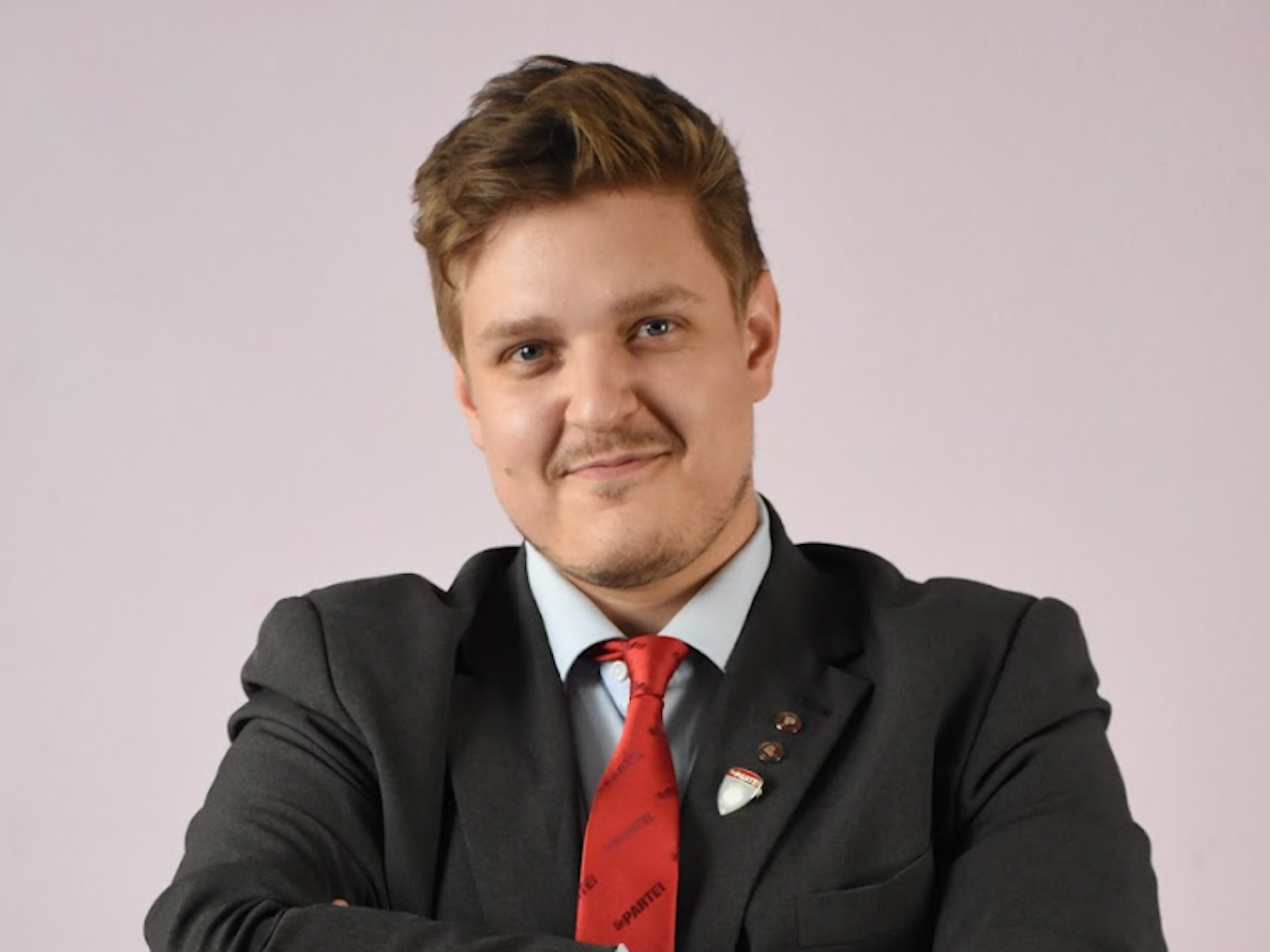 Aaron Baron von Kruedener ist der Kölner Spitzenkandidat für den Stadtrat der Satirepartei Die Partei für die Kommunalwahl 2025.
