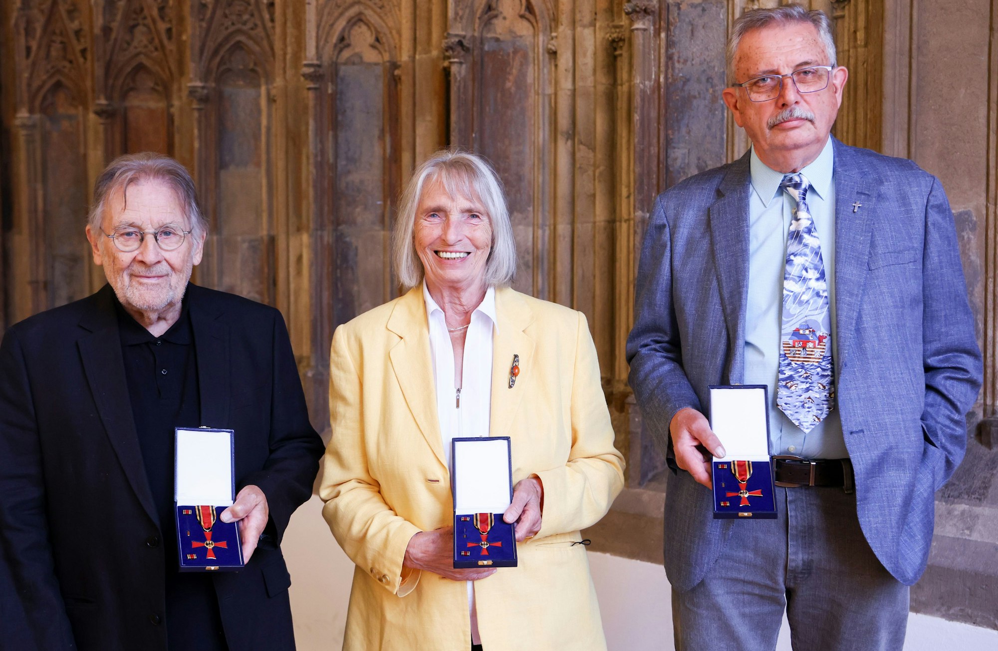 Köln: Bundesverdienstkreuz an Janka Betz, Bernd Flamming (R) sowie Irmin Schmidt (L) im Historischen Rathaus Köln.