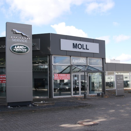 Auf dem Bild ist die fast leere Immobilie zu sehen, in der bis vor kurzem ein Autohändler ansässig war.