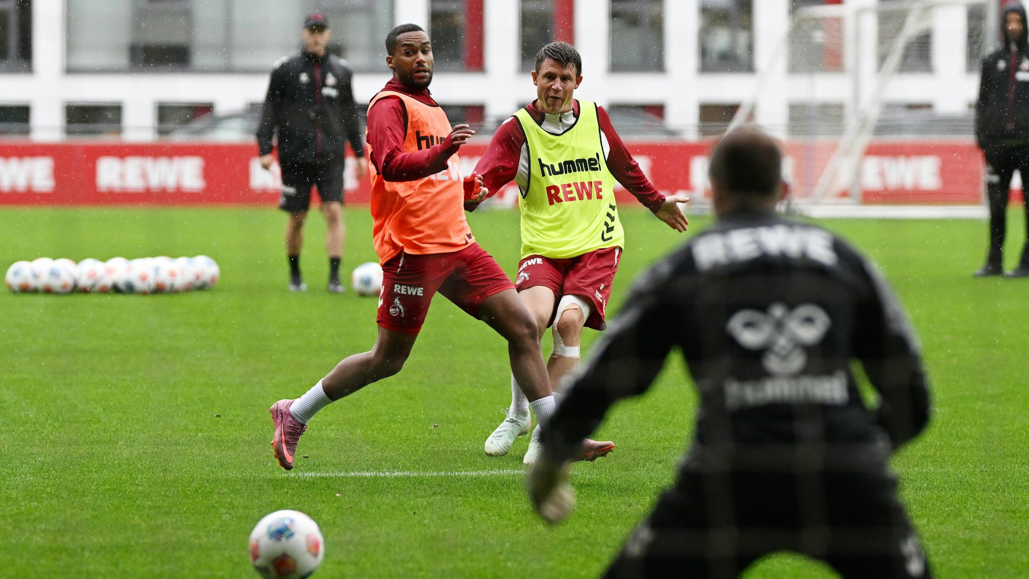 Linton Maina und Dominique Heintz beim Training am Geißbockheim. (Archivbild)