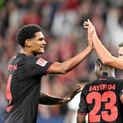 Patrik Schick (R) feiert mit Nathan Tella (C) und Jarell Quansah.