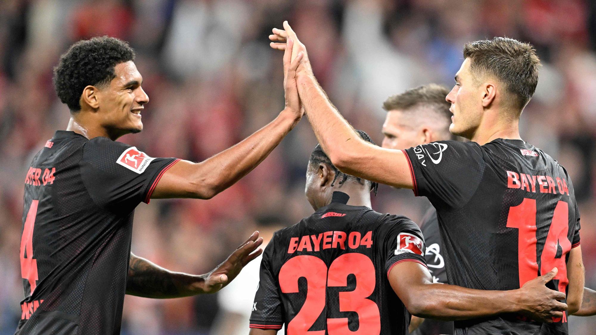 Patrik Schick (R) feiert mit Nathan Tella (C) und Jarell Quansah.