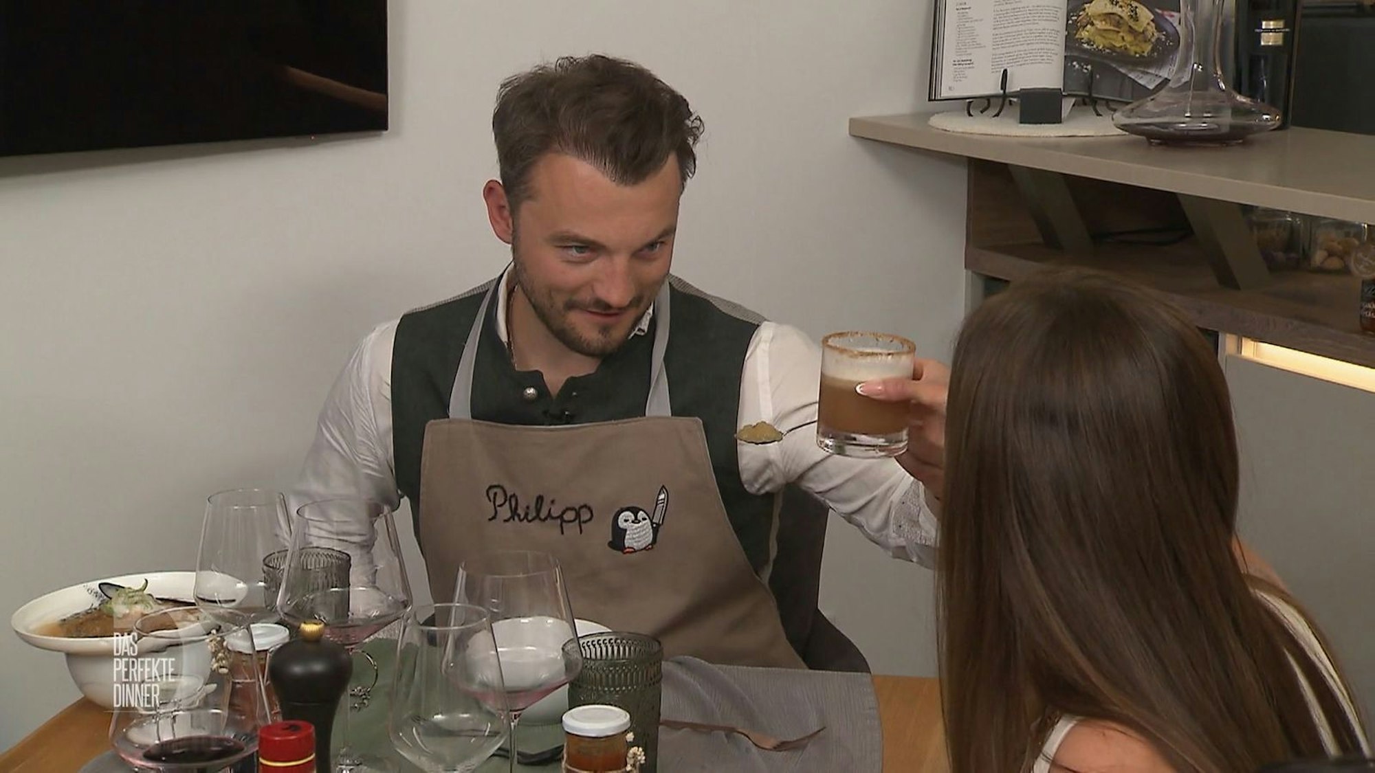 Analena präsentiert Philipp den soeben erfundenen Obstler Sour mit Apfelmus.
(Bild: RTL)