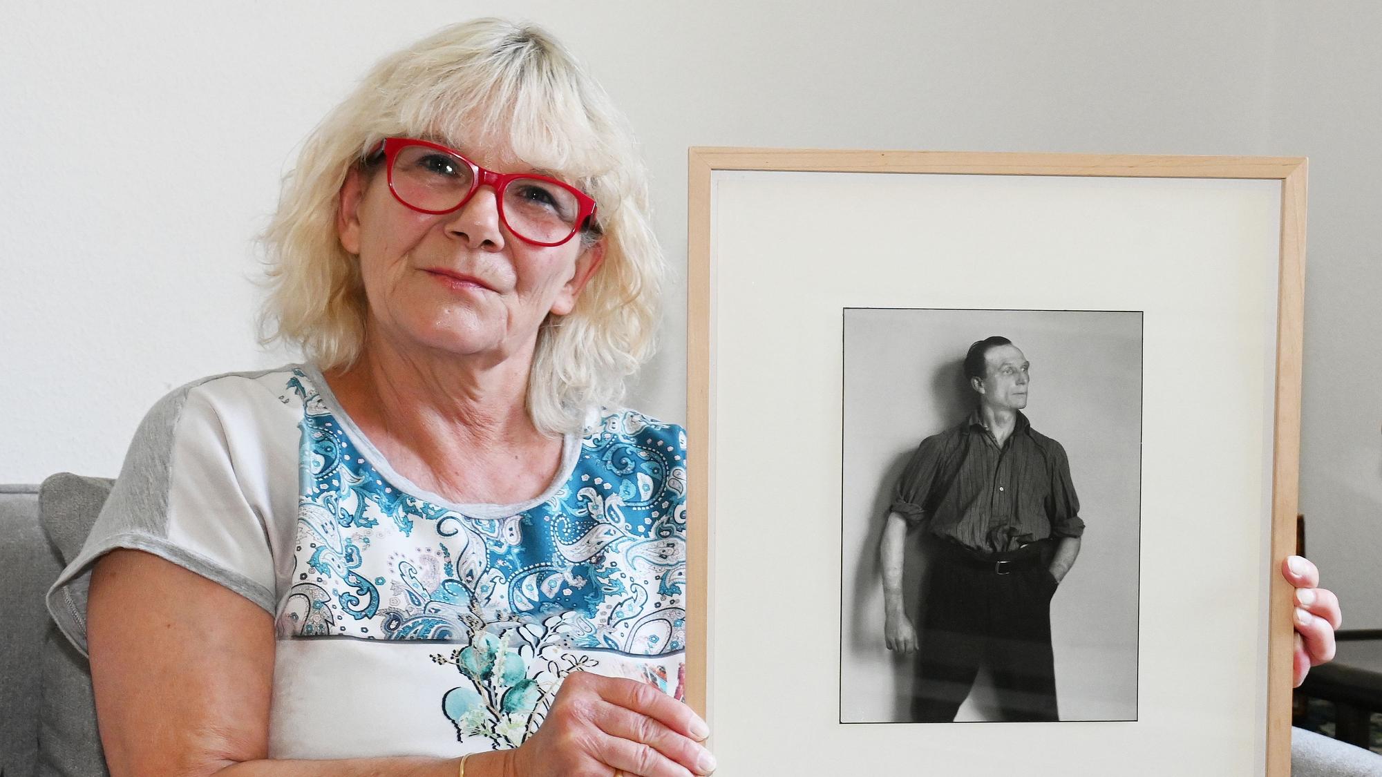 Susanne Eschrich mit einem Sander-Portrait ihres Urgoßvaters Johann Loosen, der gegen die Nazis gekämpft hat.