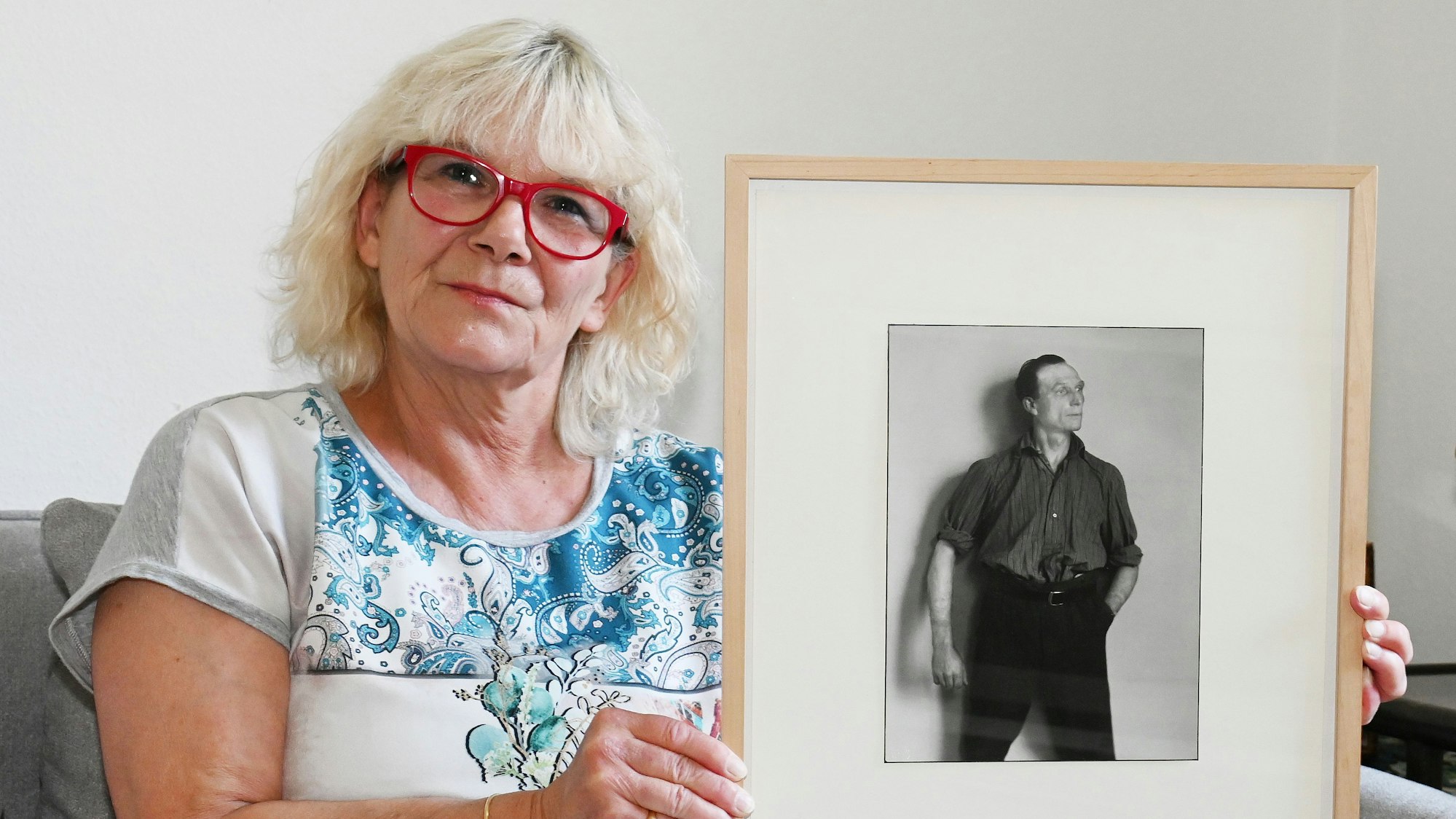 Susanne Eschrich mit einem Sander-Portrait ihres Urgoßvaters Johann Loosen, der gegen die Nazis gekämpft hat.