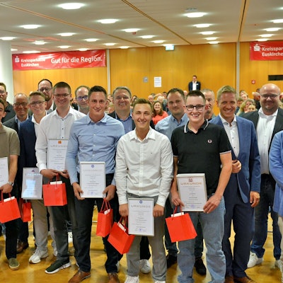 Nico Prinz, Manuel Bertram, Louis Müller, Alexander Gehrmann, Constantin Odenthal, Maximilian Reinartz und Elias Schmidt konnten ihre Gesellenprüfungen als Innungsbeste absolvieren. Sie stehen vorne und halten ihre Urkunden in den Händen.