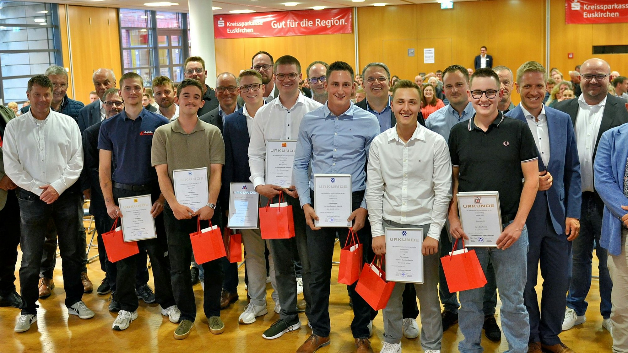 Nico Prinz, Manuel Bertram, Louis Müller, Alexander Gehrmann, Constantin Odenthal, Maximilian Reinartz und Elias Schmidt konnten ihre Gesellenprüfungen als Innungsbeste absolvieren. Sie stehen vorne und halten ihre Urkunden in den Händen.