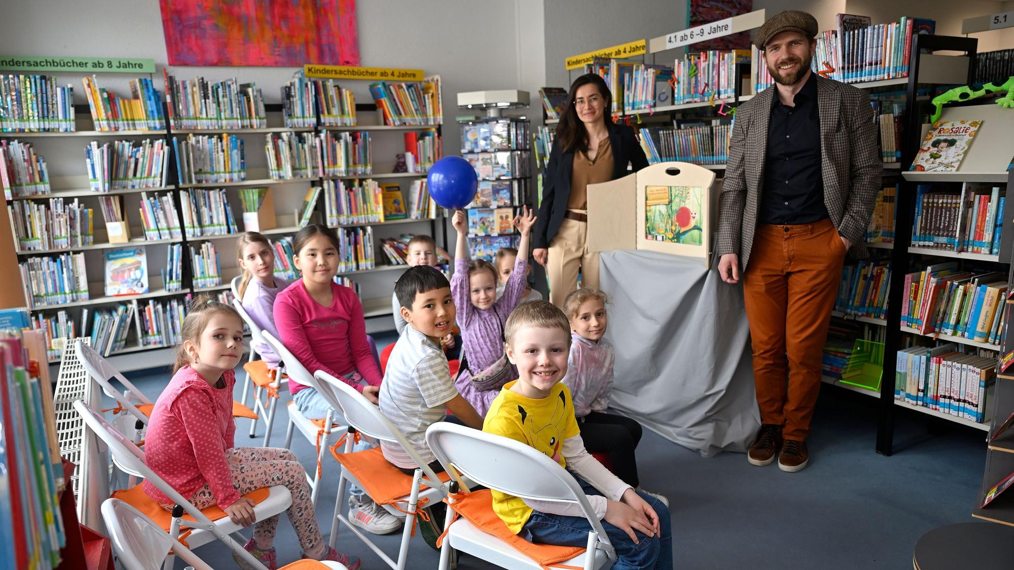 Reger Betrieb herrscht in den bisherigen Stadtbücherei-Räumen in Rösrath. Die Stadtverwaltung strebt einen Umzug in deutlich größere Räume in einem geplanten Neubau an.