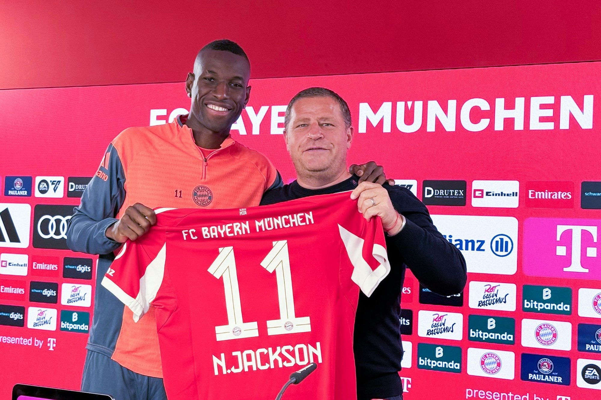 Jackson (l.) wird im Bayern-Trikot mit der 11 auflaufen.