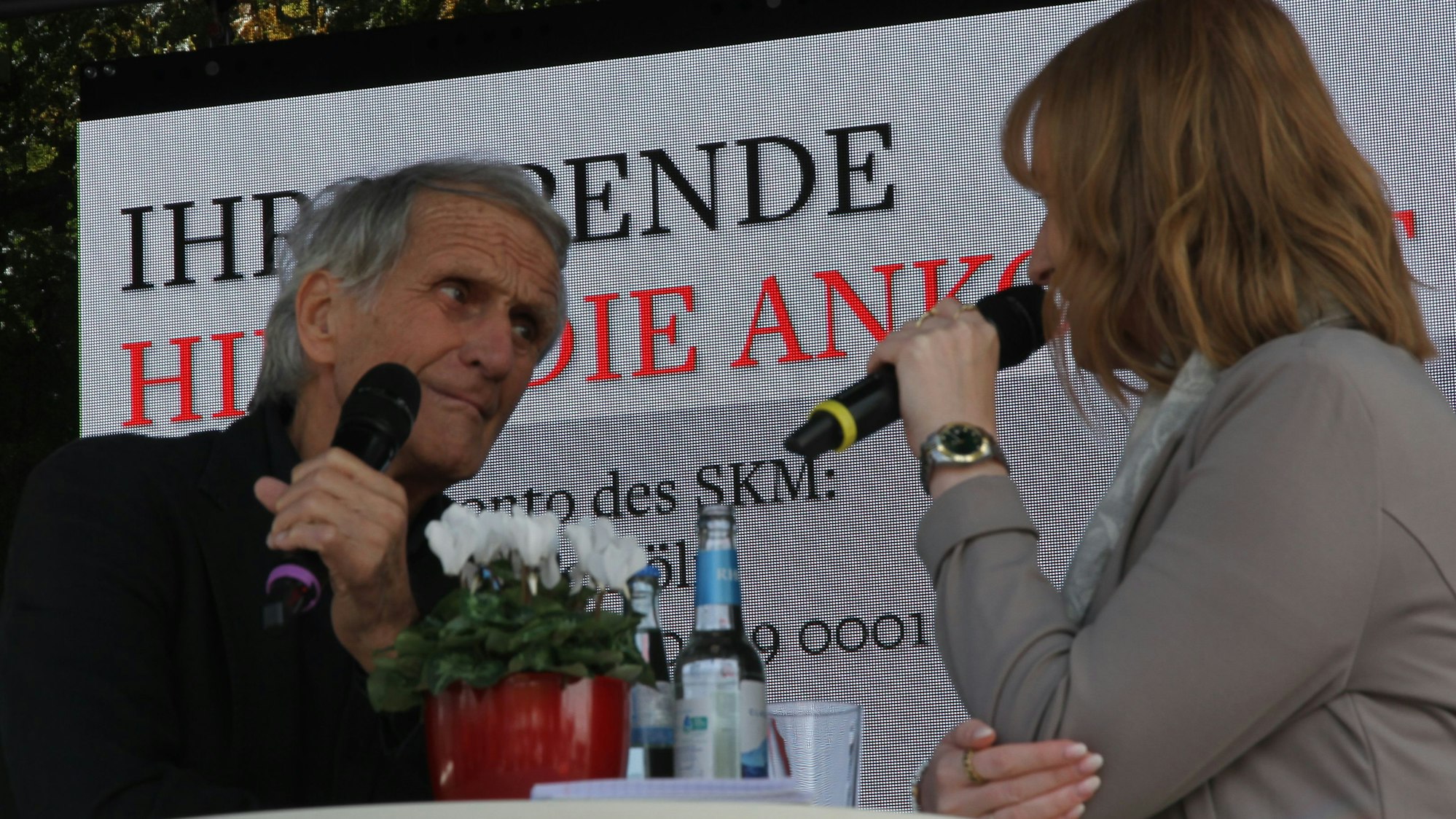 Feier zu 100 Jahren SKM Rhein-Sieg, Wolfgang Overath im Gespräch auf der Festbühne