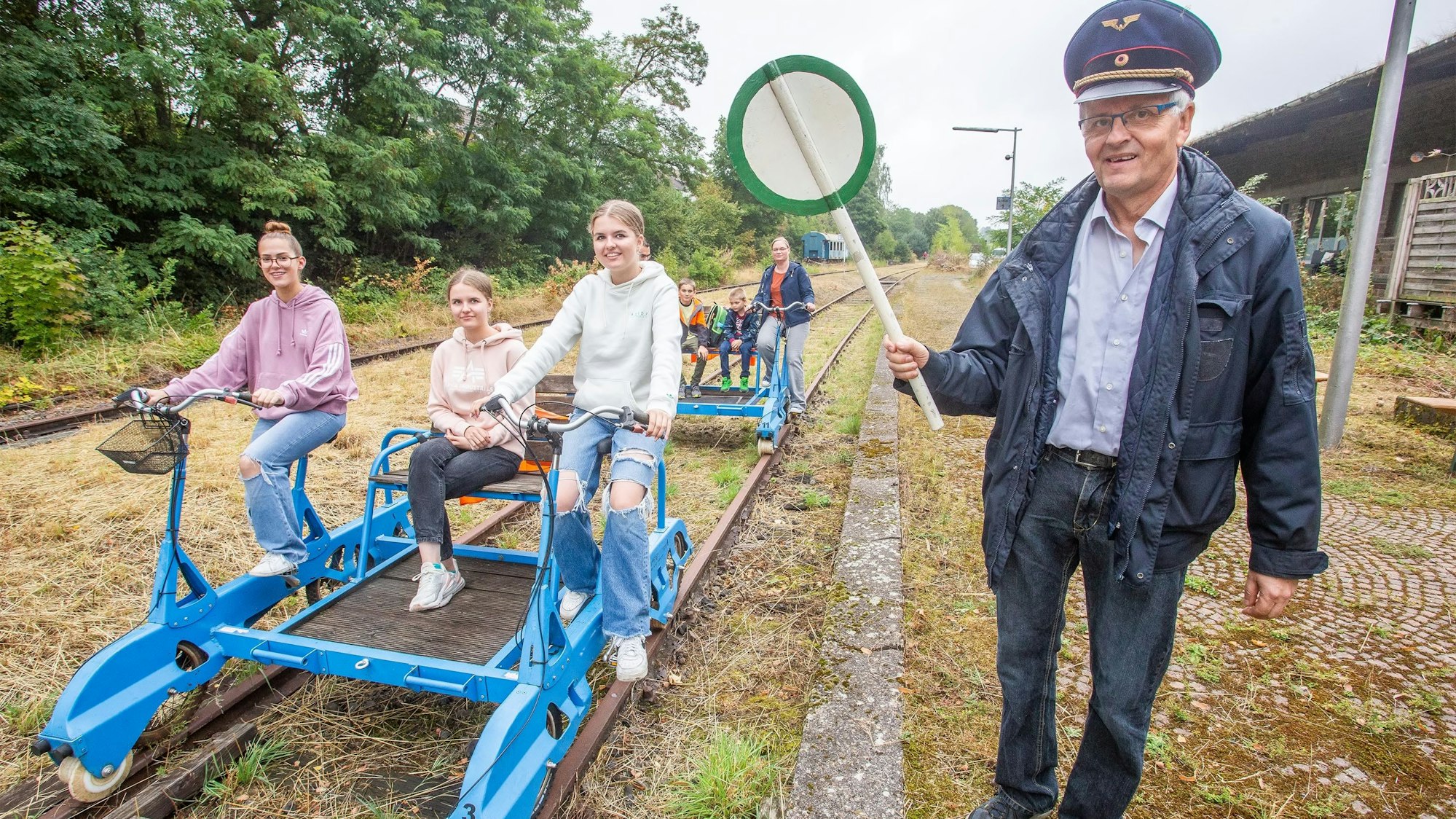 Besucher auf einer Fahrraddraisine.