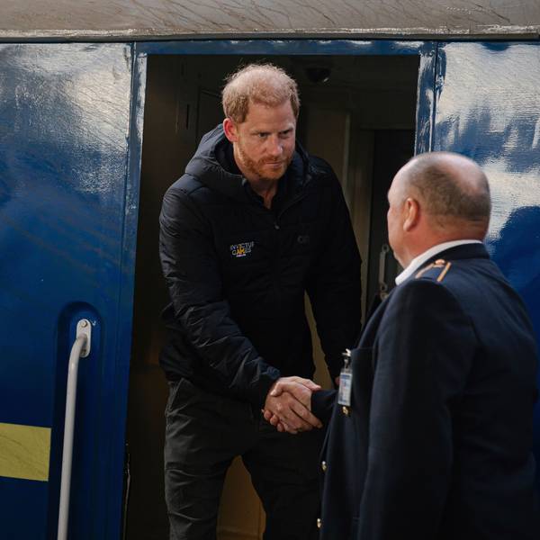 Auf diesem von der ukrainischen Eisenbahn Ukrzaliznytsia zur Verfügung gestellten Foto kommt der britische Prinz Harry (l) auf dem Hauptbahnhof an.