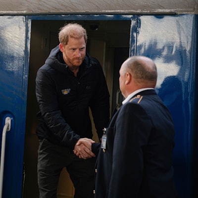 Auf diesem von der ukrainischen Eisenbahn Ukrzaliznytsia zur Verfügung gestellten Foto kommt der britische Prinz Harry (l) auf dem Hauptbahnhof an.