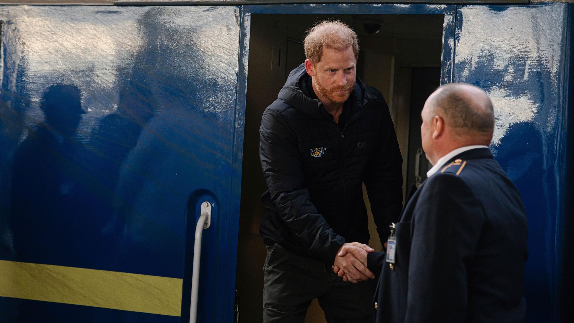 Auf diesem von der ukrainischen Eisenbahn Ukrzaliznytsia zur Verfügung gestellten Foto kommt der britische Prinz Harry (l) auf dem Hauptbahnhof an.