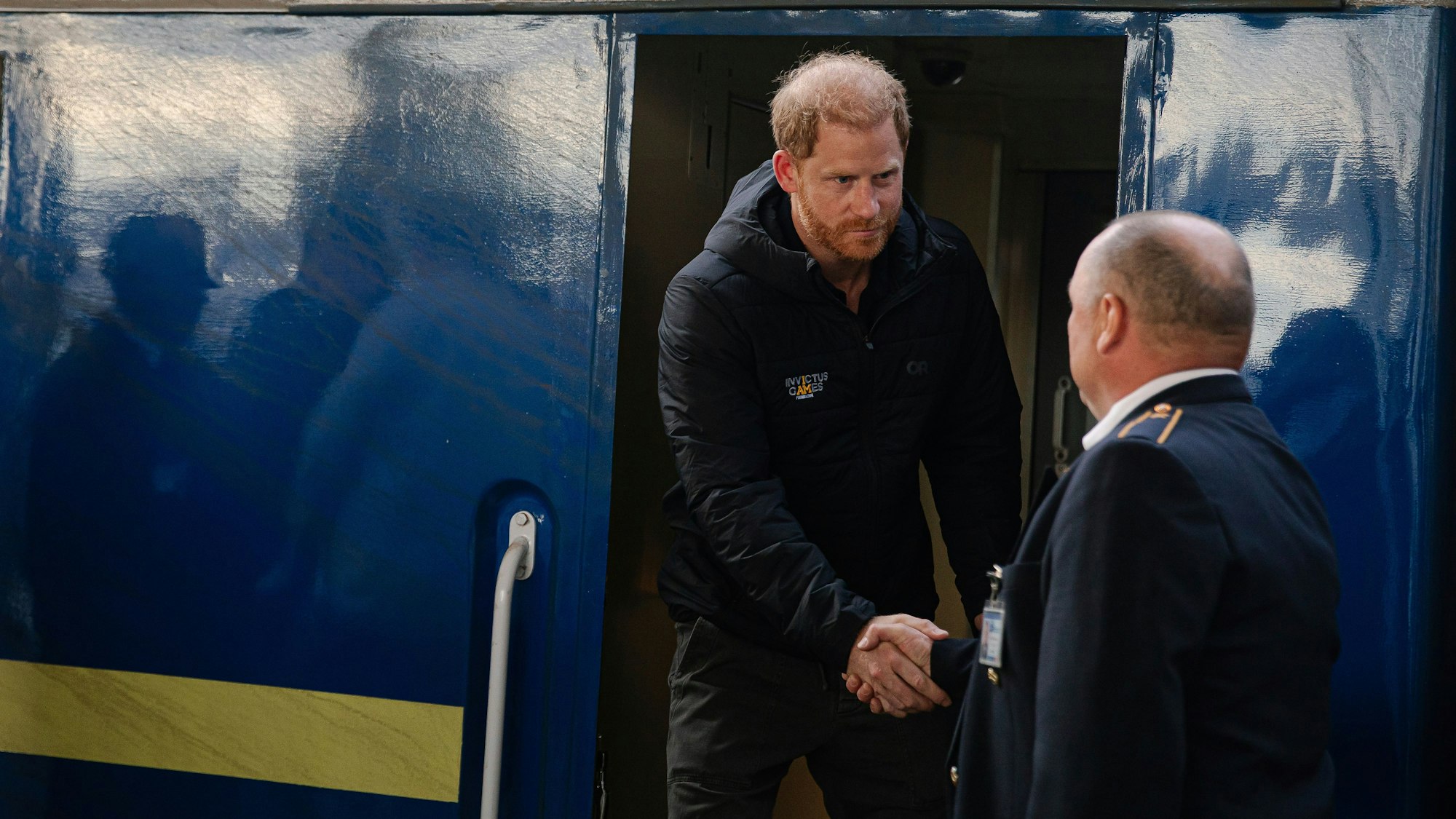 Auf diesem von der ukrainischen Eisenbahn Ukrzaliznytsia zur Verfügung gestellten Foto kommt der britische Prinz Harry (l) auf dem Hauptbahnhof an.