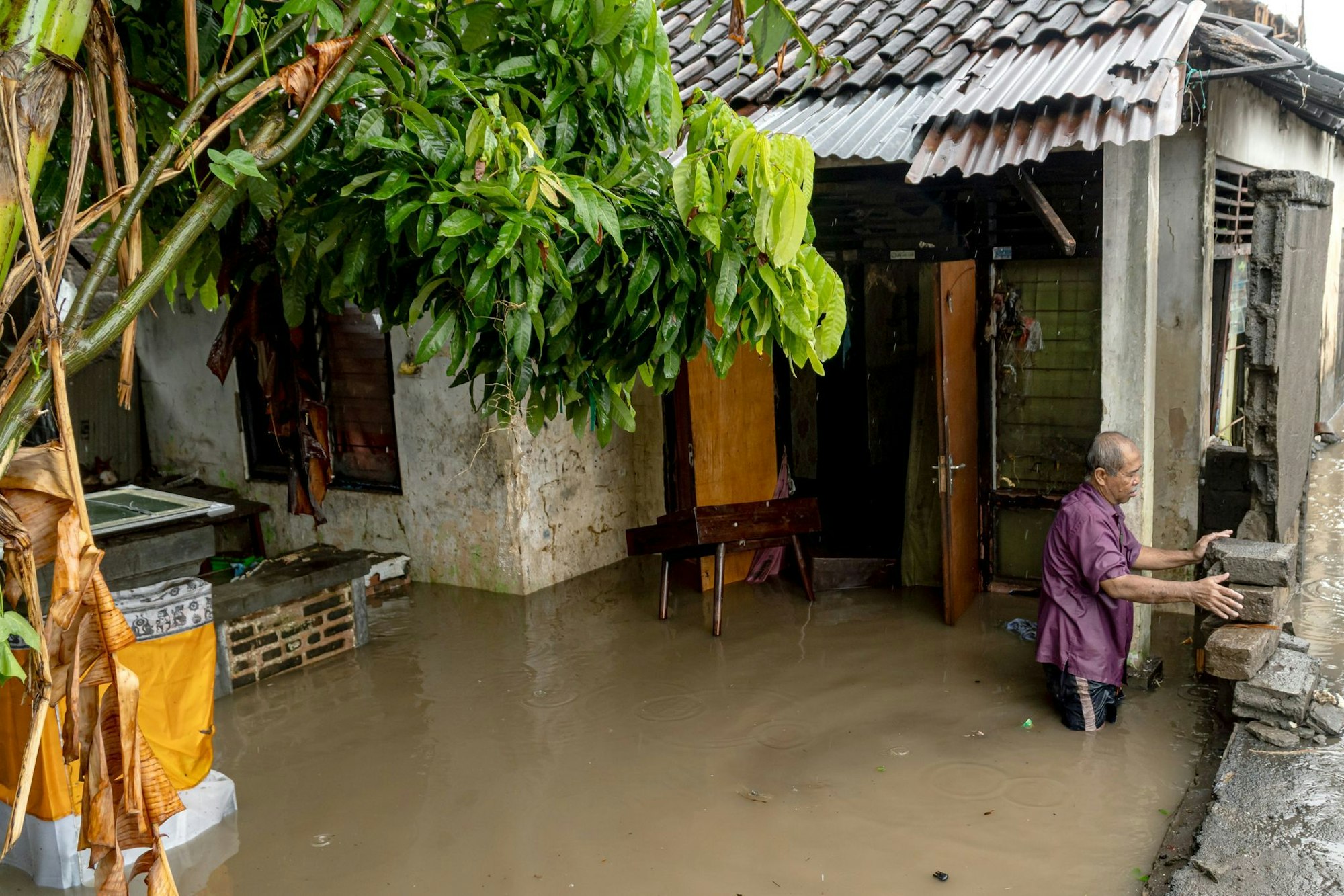 Viele Häuser standen nach tagelangen Regenfällen unter Wasser.