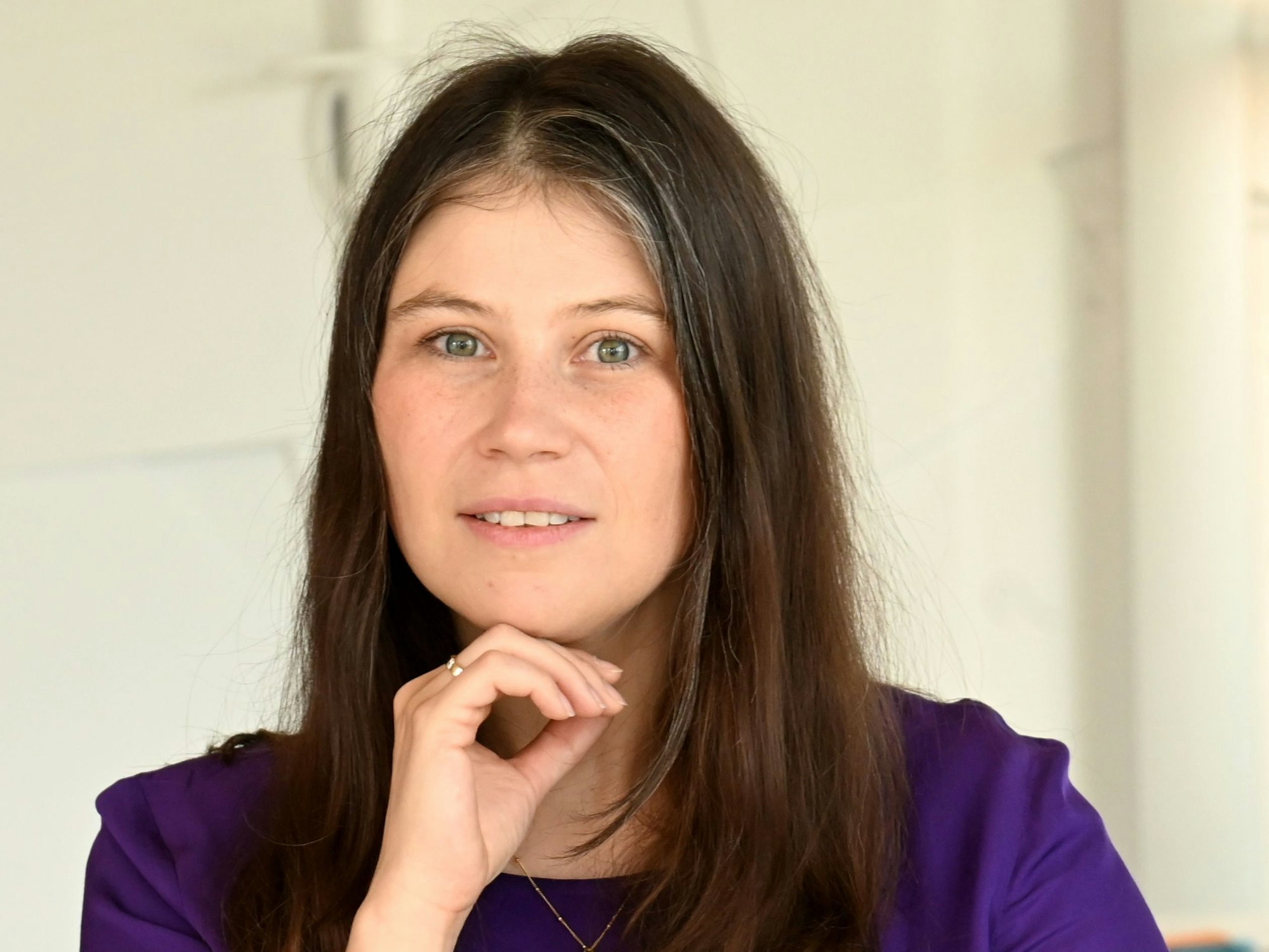 Jennifer Glashagen ist die Kölner Spitzenkandidatin für den Stadtrat von Volt für die Kommunalwahl 2025.