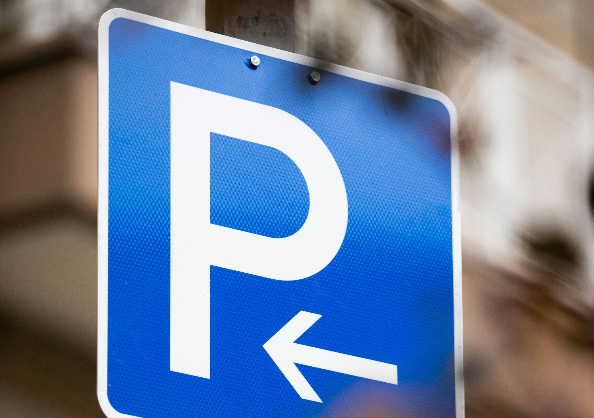 Platz zum Parken: Der Pfeil markiert den Beginn der entsprechend zum Parken freigebenden Fläche.