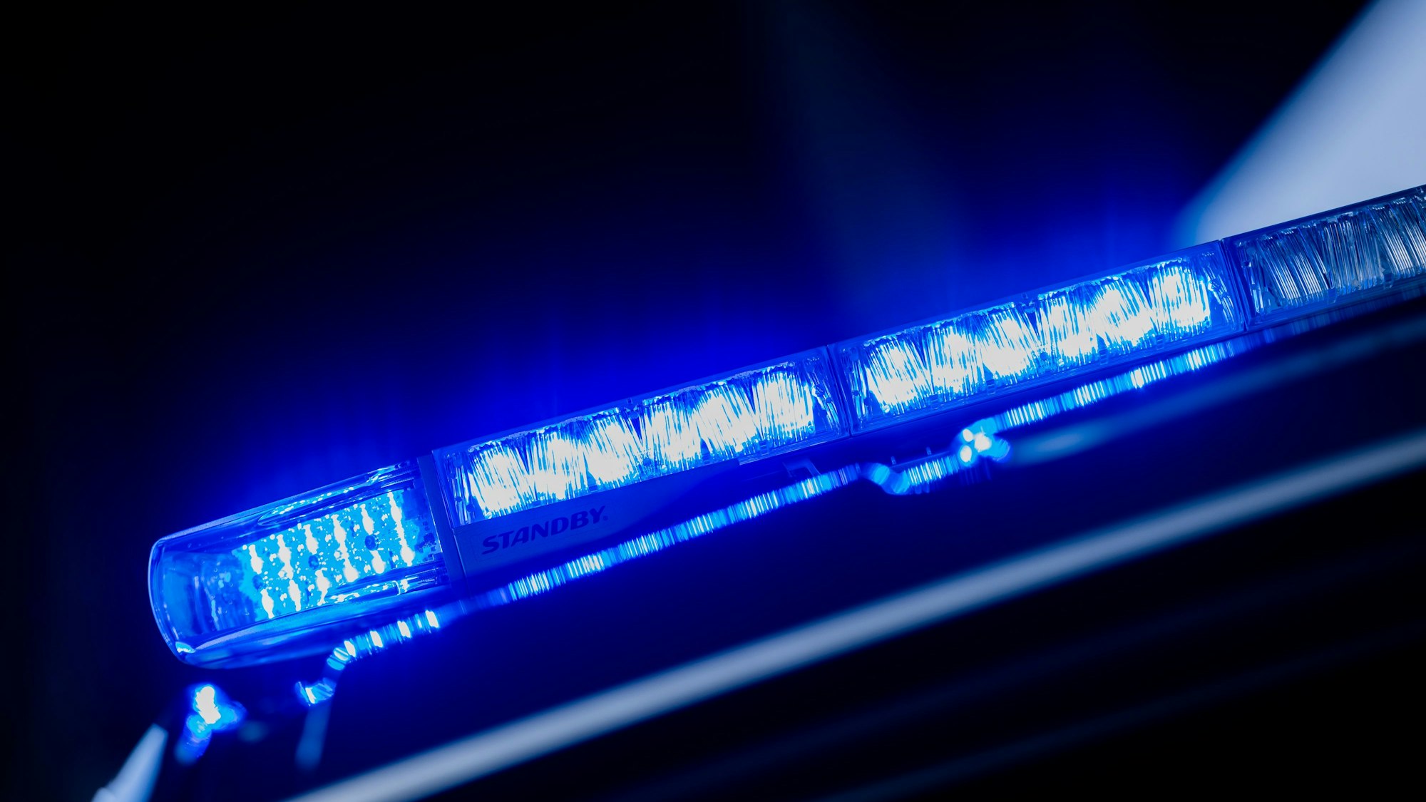 Ein leuchtendes Blaulicht auf einem Polizeifahrzeug.