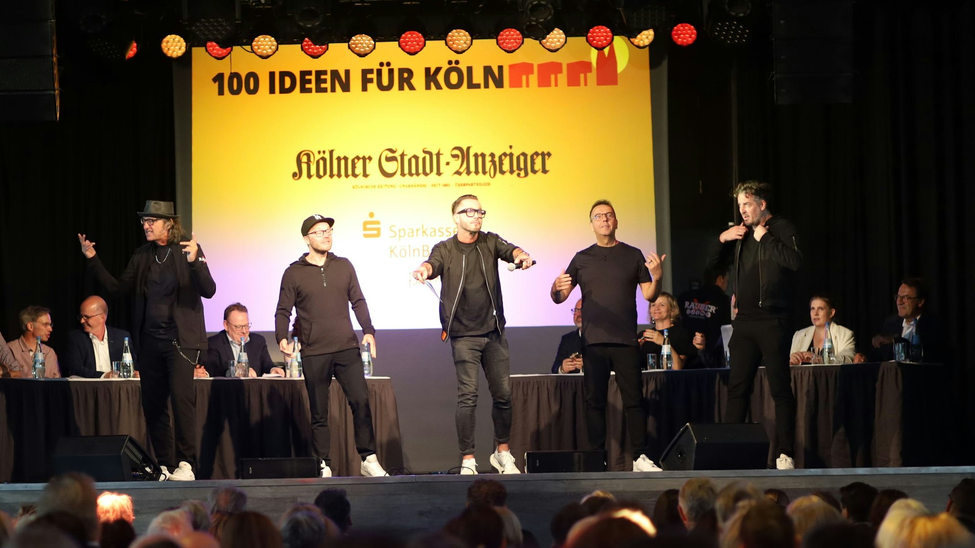 Die Räuber wärmten das Publikum im Saal mit ihrem Hit Oben/unten auf.