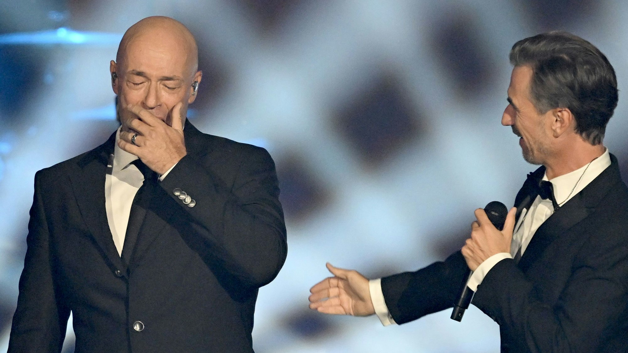 12.09.2025, Sachsen, Leipzig: Der Graf (l), ist nach dem Auftritt mit seiner Band Unheilig, bei der Verleihung des Medienpreises Goldene Henne neben Moderator Florian Silbereisen zu Tränen gerührt. Mit einer Fernsehgala im Ersten feiert die Goldene Henne ihr 30-jähriges Jubiläum. Foto: Hendrik Schmidt/dpa +++ dpa-Bildfunk +++