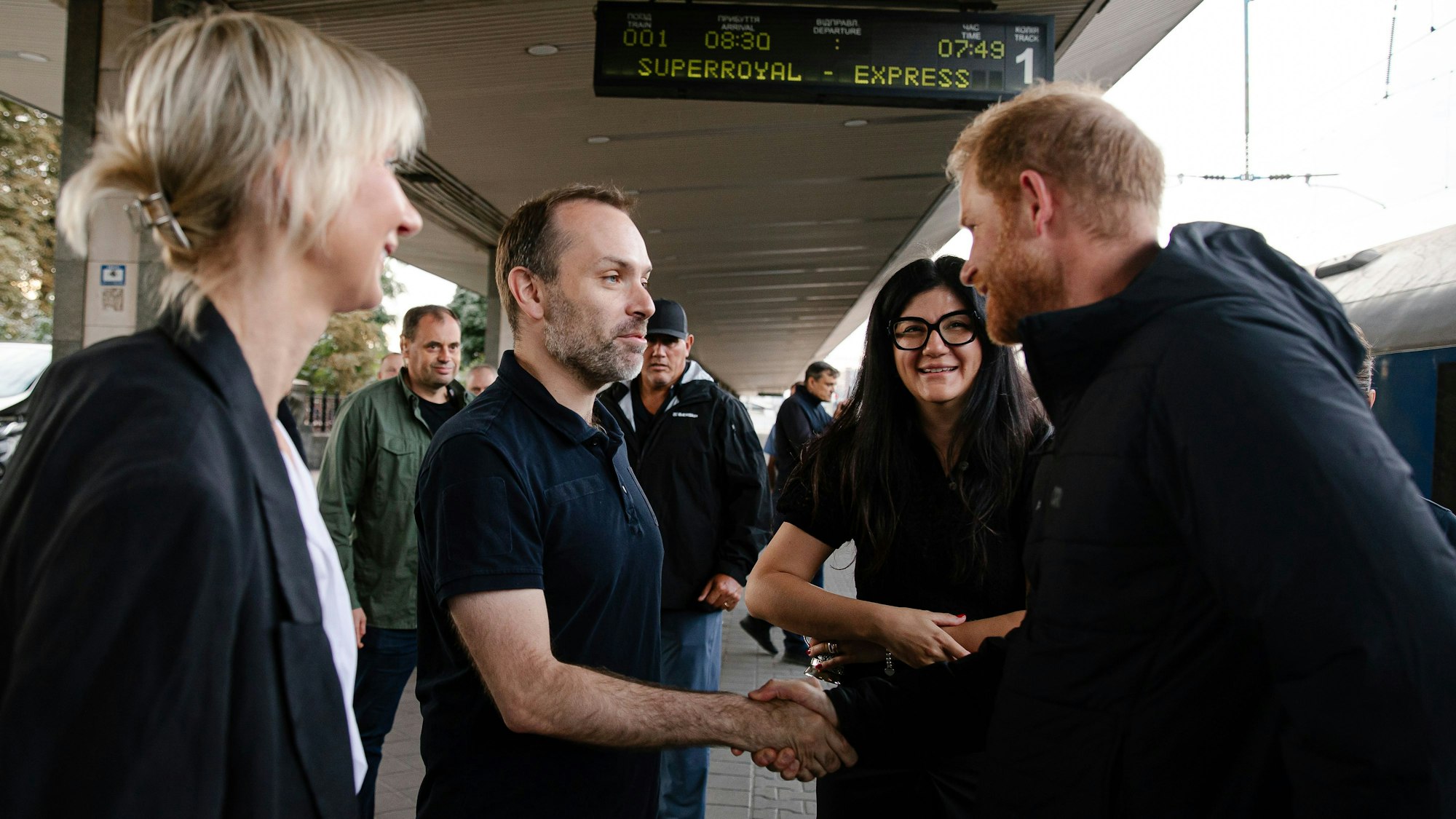 Auf diesem von der ukrainischen Eisenbahn Ukrzaliznytsia zur Verfügung gestellten Foto kommt der britische Prinz Harry (r) auf dem Hauptbahnhof an.
