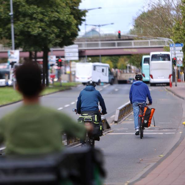 12.09.2025, Köln: Der Radweg zwischen Schokoladenmuseum und Rheinufertunnel. Er läuft über eine Spur der Rheinuferstraße (Am Leystapel) parallel zum Rheinufer und ist seit 2022 ein Provisorium. Foto: Arton Krasniqi
